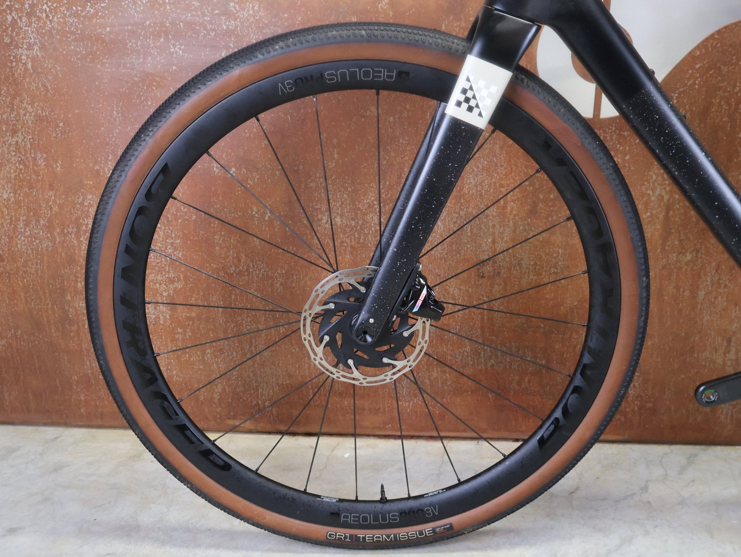 Gravel/Cyclocross von Trek, TREK CHECKMATE SLR 7 AXS / MATTE DEEP SMOKE / L vor USEDBIKES - OB.DE Hintergrund