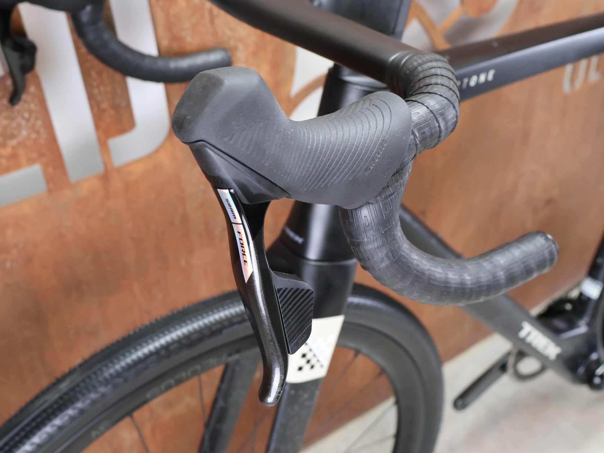 Gravel/Cyclocross von Trek, TREK CHECKMATE SLR 7 AXS / MATTE DEEP SMOKE / L vor USEDBIKES - OB.DE Hintergrund