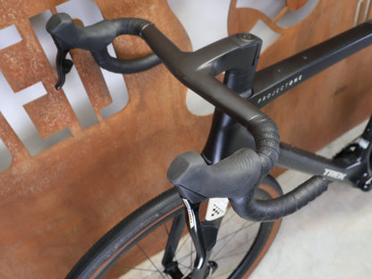 Gravel/Cyclocross von Trek, TREK CHECKMATE SLR 7 AXS / MATTE DEEP SMOKE / L vor USEDBIKES - OB.DE Hintergrund