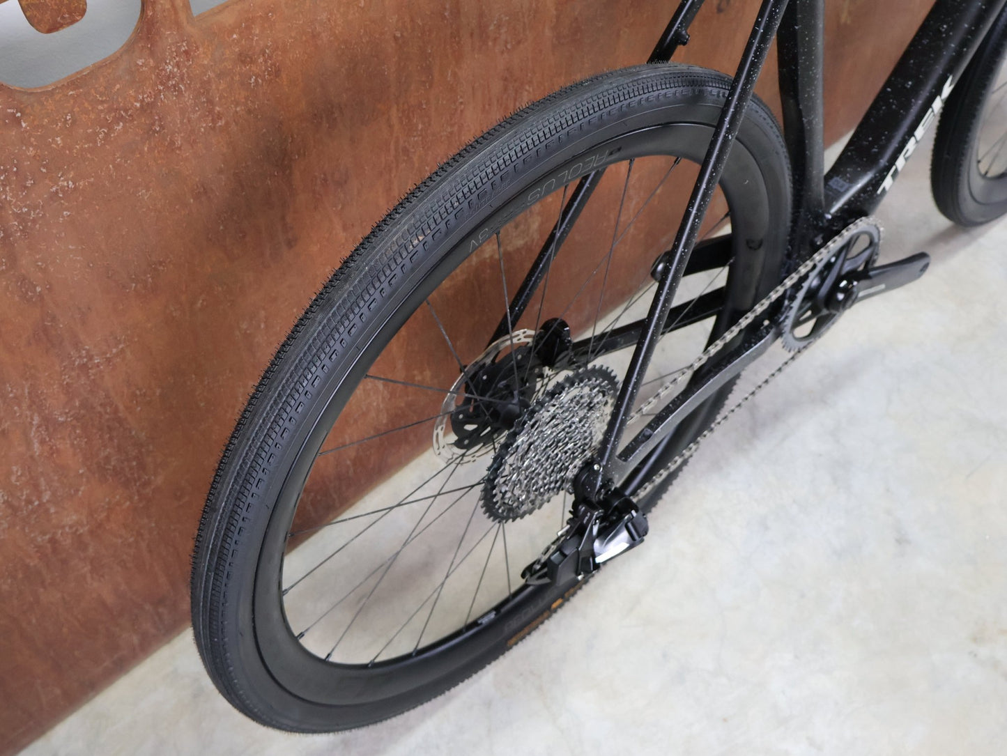 Gravel/Cyclocross von Trek, TREK CHECKMATE SLR 7 AXS / MATTE DEEP SMOKE / L vor USEDBIKES - OB.DE Hintergrund