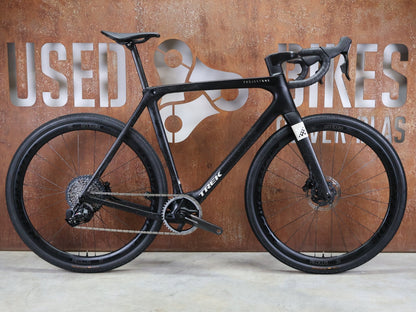 Gravel/Cyclocross von Trek, TREK CHECKMATE SLR 7 AXS / MATTE DEEP SMOKE / L vor USEDBIKES - OB.DE Hintergrund