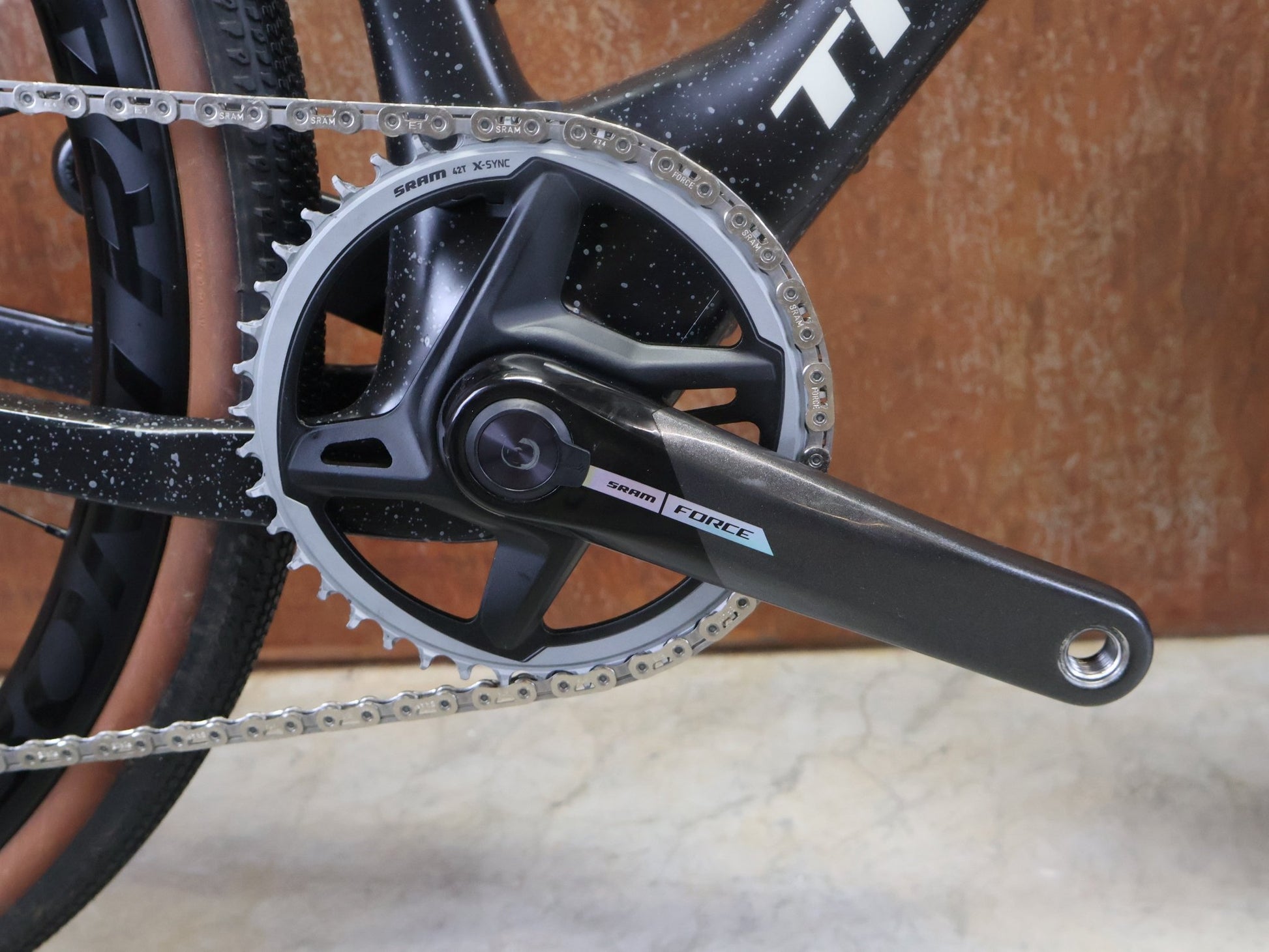 Gravel/Cyclocross von Trek, TREK CHECKMATE SLR 7 AXS / MATTE DEEP SMOKE / L vor USEDBIKES - OB.DE Hintergrund