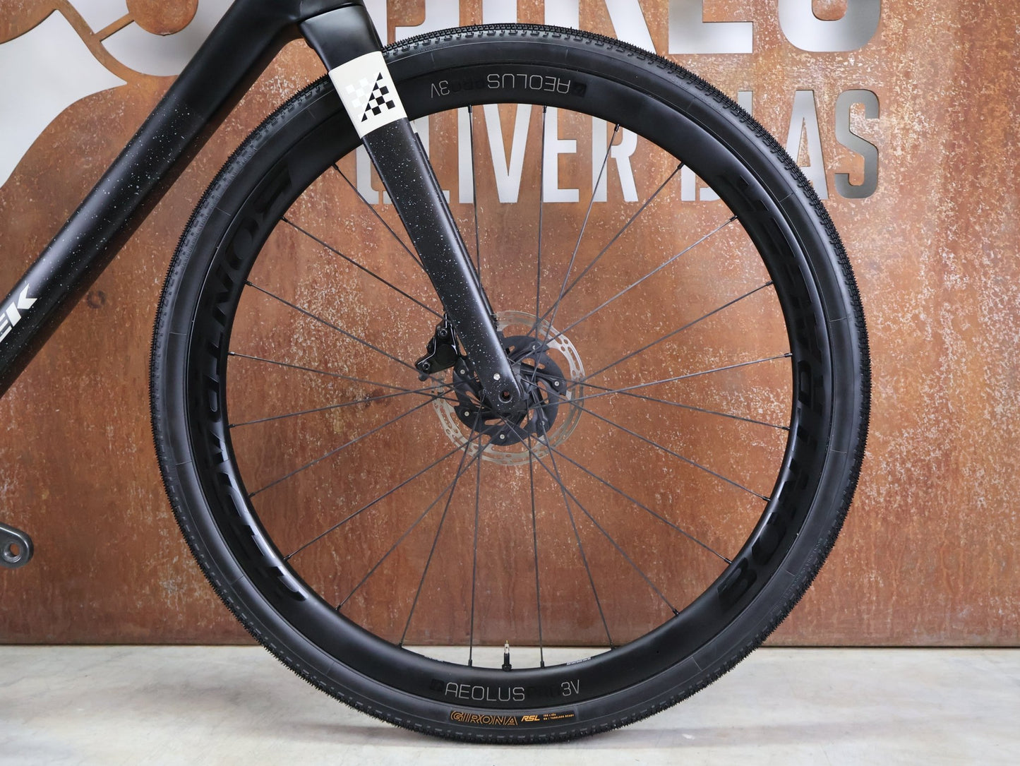 Gravel/Cyclocross von Trek, TREK CHECKMATE SLR 7 AXS / MATTE DEEP SMOKE / L vor USEDBIKES - OB.DE Hintergrund