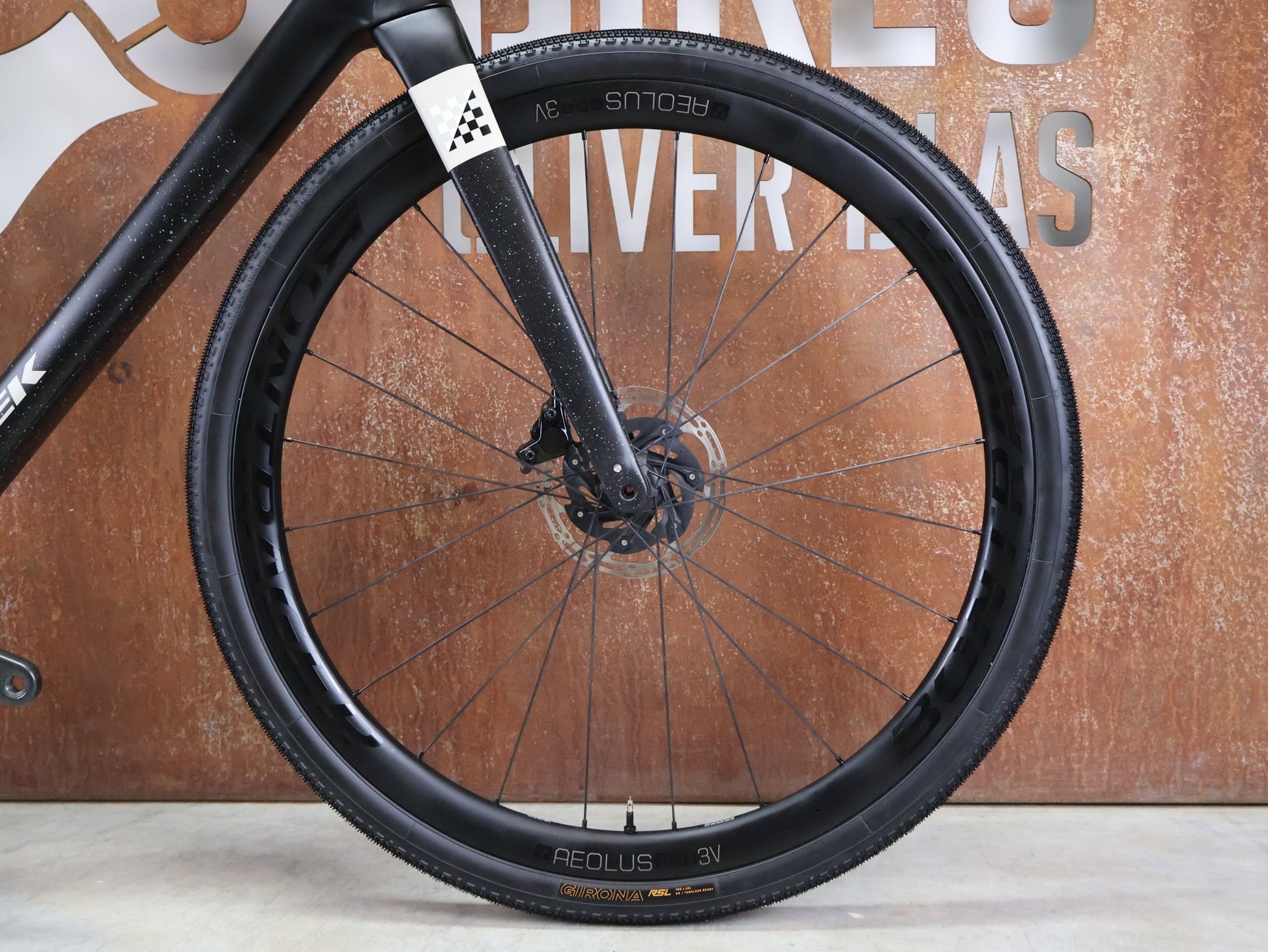 Gravel/Cyclocross von Trek, TREK CHECKMATE SLR 7 AXS / MATTE DEEP SMOKE / L vor USEDBIKES - OB.DE Hintergrund