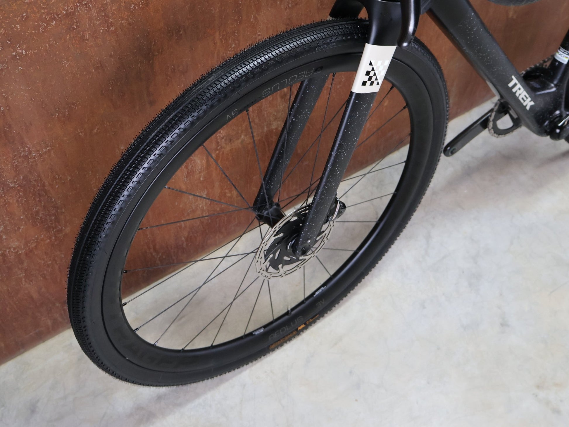 Gravel/Cyclocross von Trek, TREK CHECKMATE SLR 7 AXS / MATTE DEEP SMOKE / L vor USEDBIKES - OB.DE Hintergrund