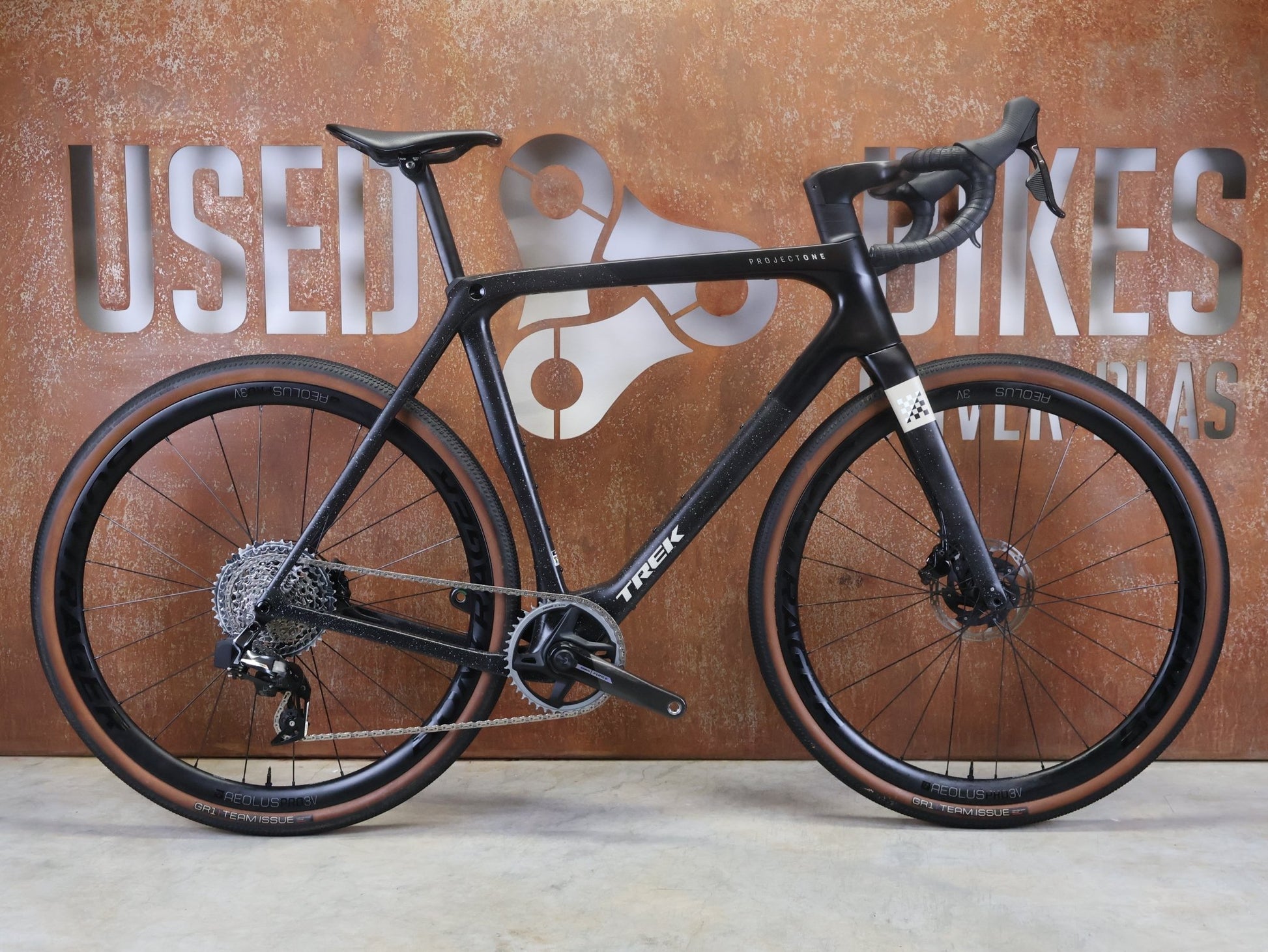 Gravel/Cyclocross von Trek, TREK CHECKMATE SLR 7 AXS / MATTE DEEP SMOKE / L vor USEDBIKES - OB.DE Hintergrund