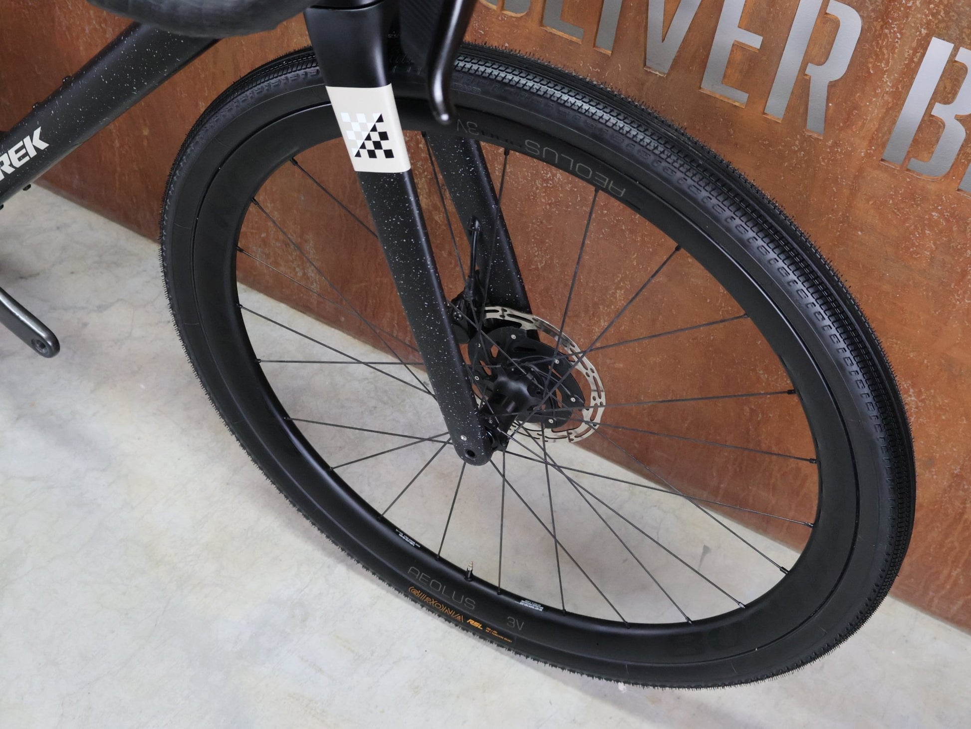 Gravel/Cyclocross von Trek, TREK CHECKMATE SLR 7 AXS / MATTE DEEP SMOKE / L vor USEDBIKES - OB.DE Hintergrund