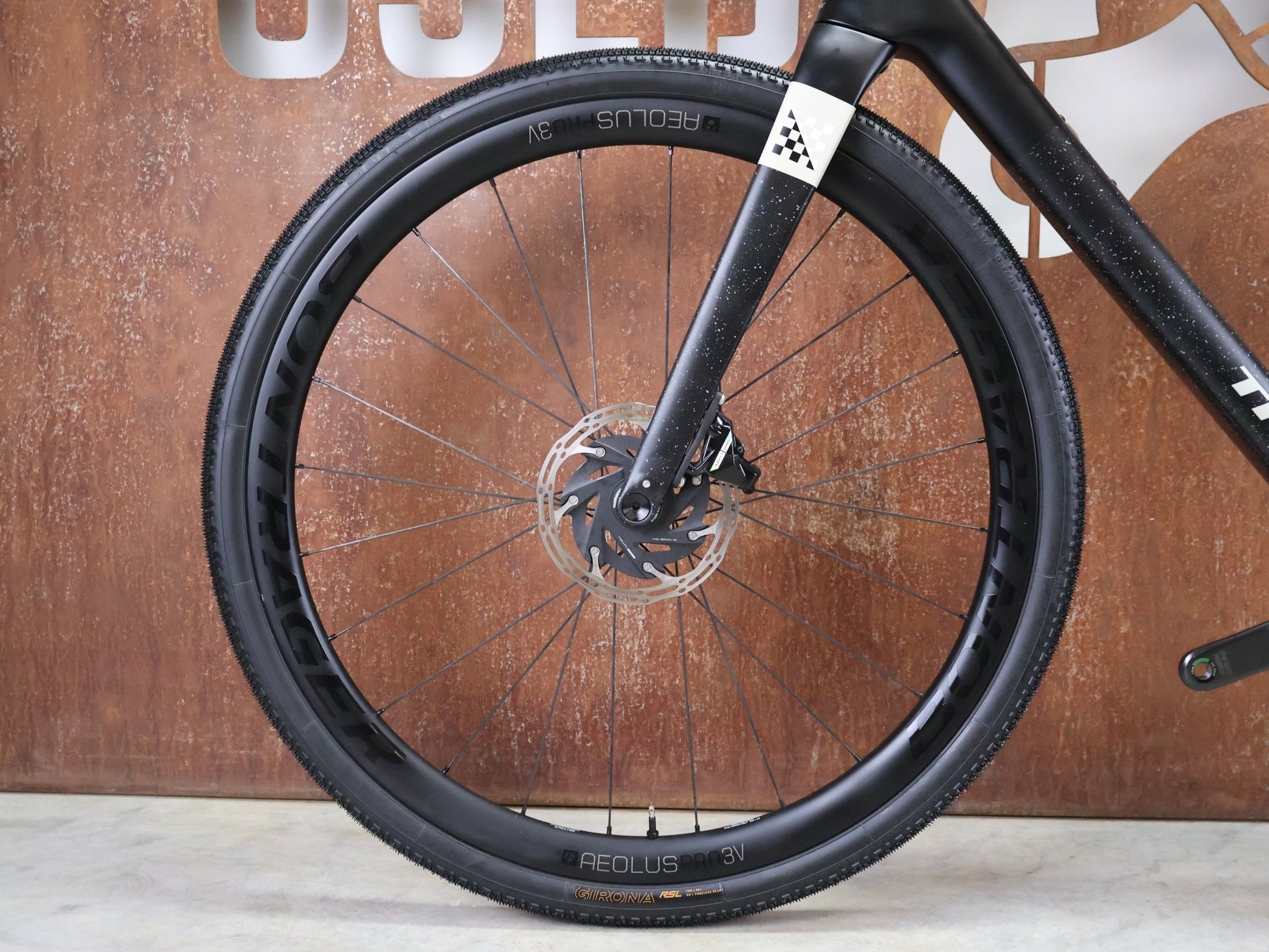 Gravel/Cyclocross von Trek, TREK CHECKMATE SLR 7 AXS / MATTE DEEP SMOKE / L vor USEDBIKES - OB.DE Hintergrund