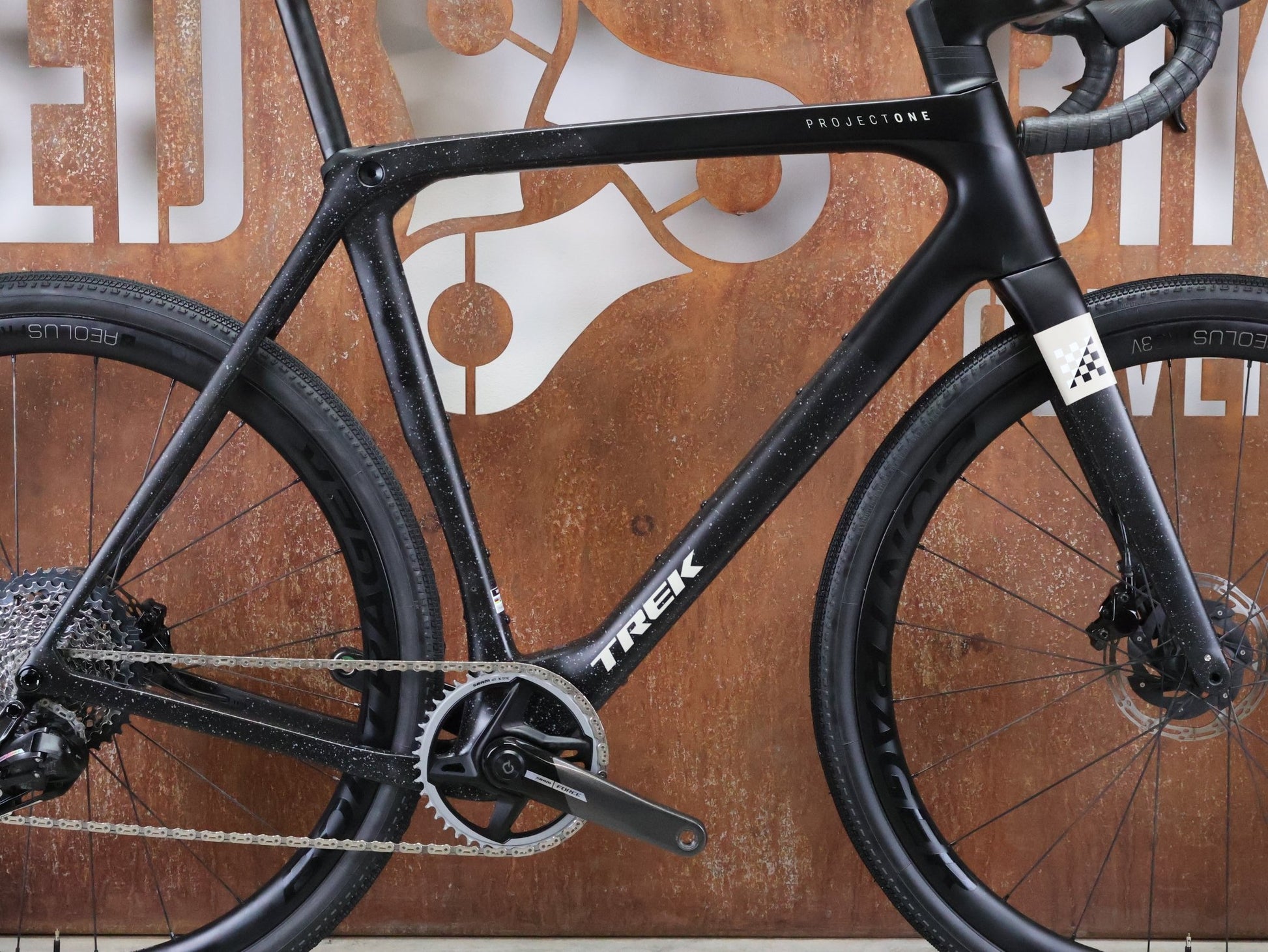 Gravel/Cyclocross von Trek, TREK CHECKMATE SLR 7 AXS / MATTE DEEP SMOKE / L vor USEDBIKES - OB.DE Hintergrund