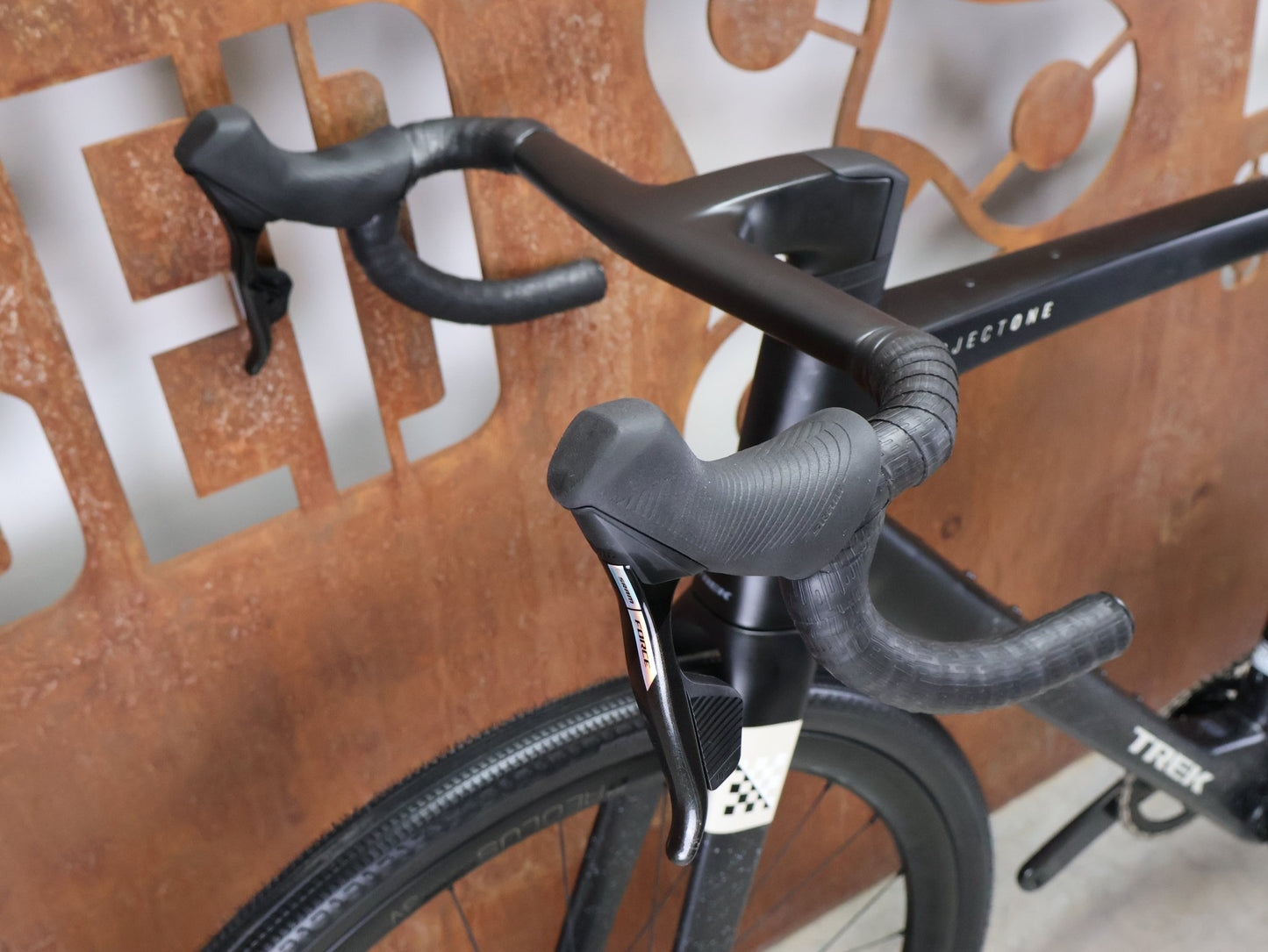 Gravel/Cyclocross von Trek, TREK CHECKMATE SLR 7 AXS / MATTE DEEP SMOKE / L vor USEDBIKES - OB.DE Hintergrund