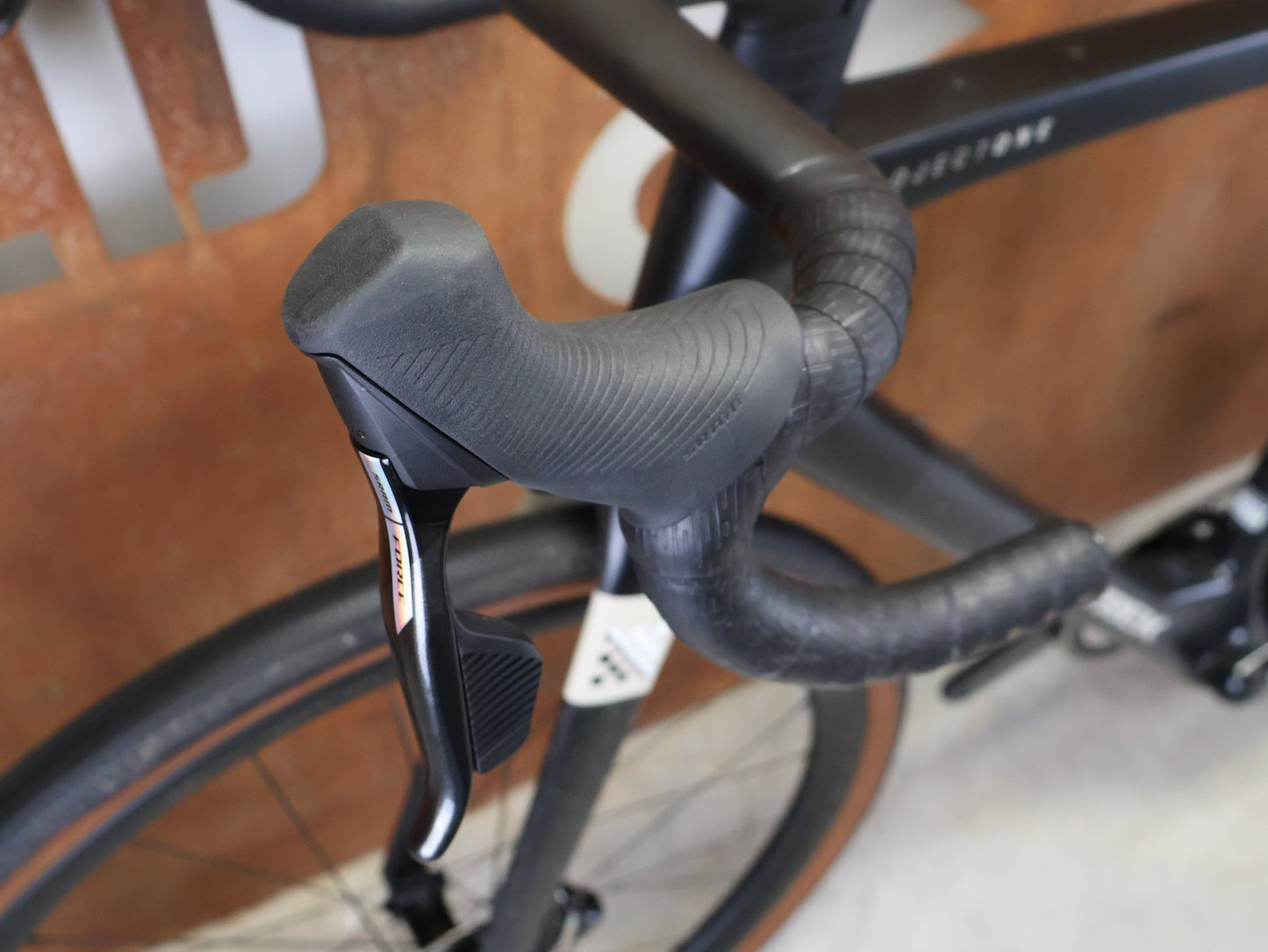 Gravel/Cyclocross von Trek, TREK CHECKMATE SLR 7 AXS / MATTE DEEP SMOKE / L vor USEDBIKES - OB.DE Hintergrund