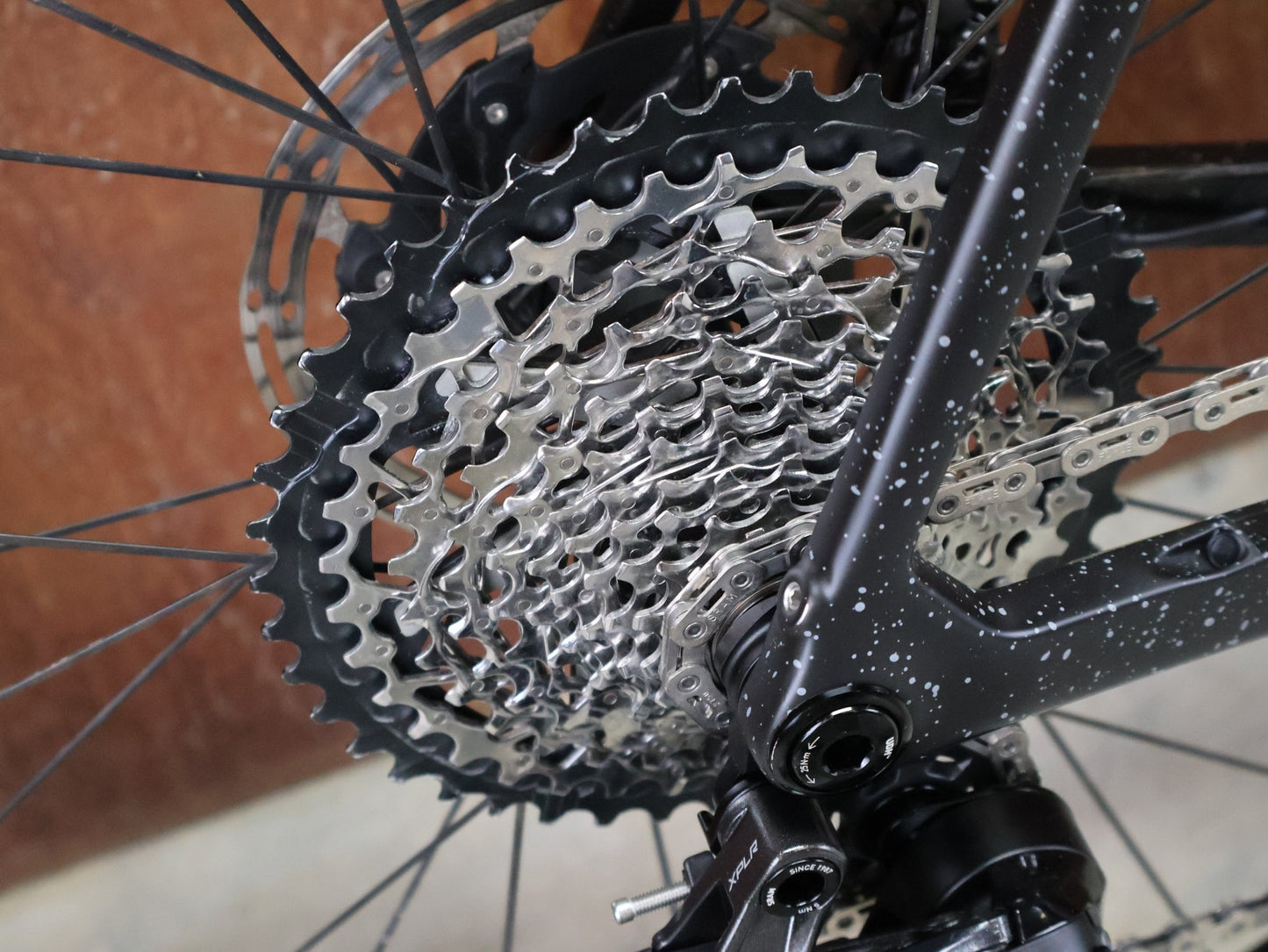 Gravel/Cyclocross von Trek, TREK CHECKMATE SLR 7 AXS / MATTE DEEP SMOKE / L vor USEDBIKES - OB.DE Hintergrund