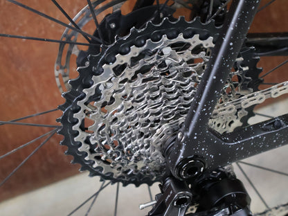 Gravel/Cyclocross von Trek, TREK CHECKMATE SLR 7 AXS / MATTE DEEP SMOKE / L vor USEDBIKES - OB.DE Hintergrund