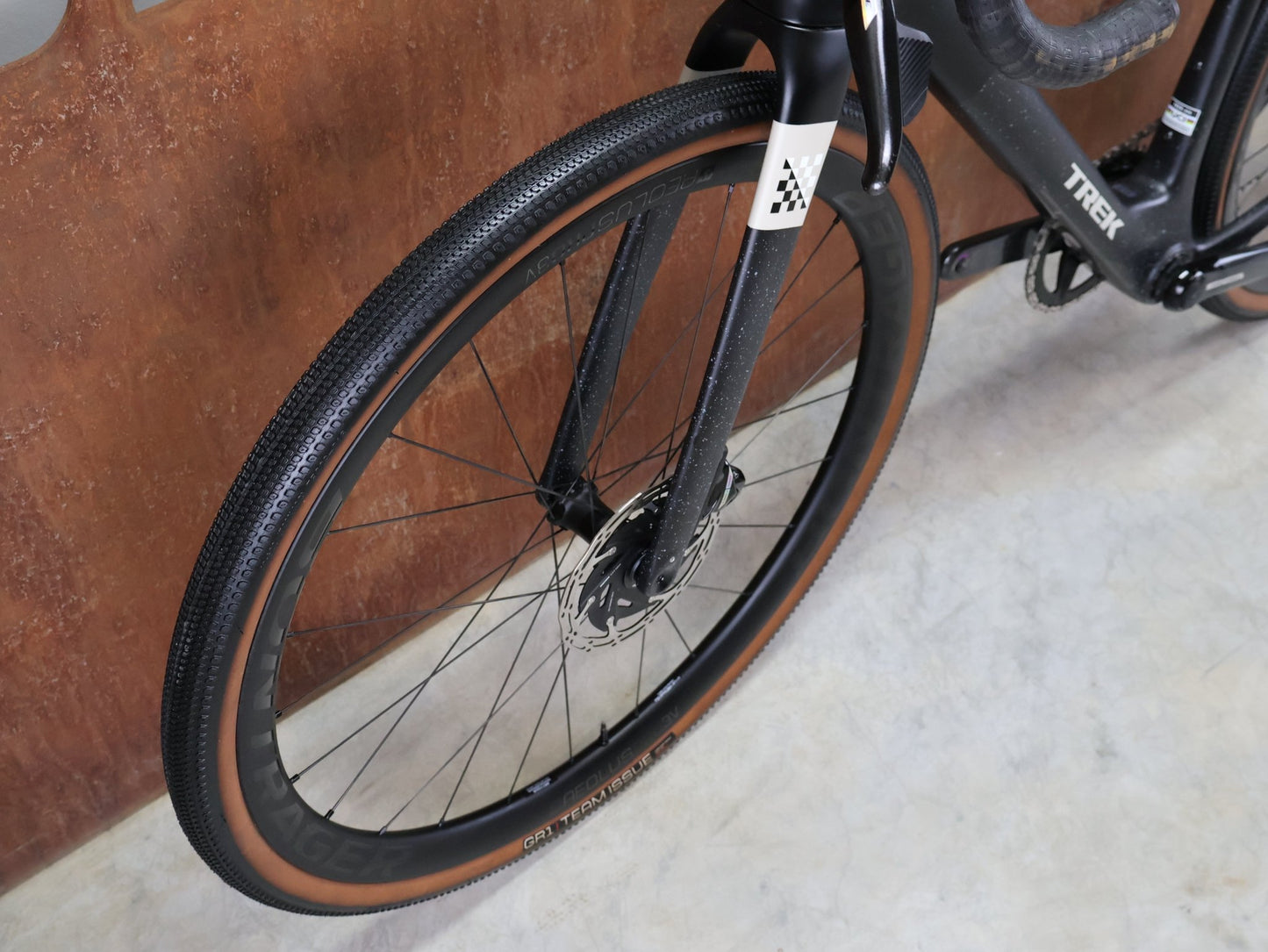 Gravel/Cyclocross von Trek, TREK CHECKMATE SLR 7 AXS / MATTE DEEP SMOKE / M vor USEDBIKES - OB.DE Hintergrund