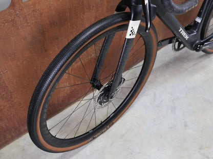 Gravel/Cyclocross von Trek, TREK CHECKMATE SLR 7 AXS / MATTE DEEP SMOKE / M vor USEDBIKES - OB.DE Hintergrund