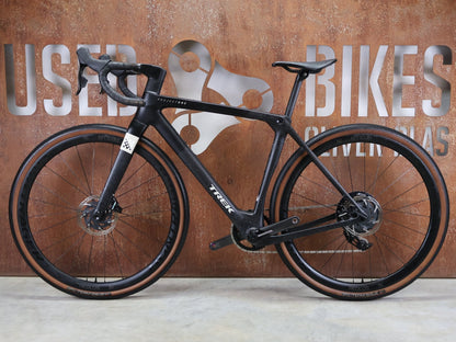 Gravel/Cyclocross von Trek, TREK CHECKMATE SLR 7 AXS / MATTE DEEP SMOKE / M vor USEDBIKES - OB.DE Hintergrund