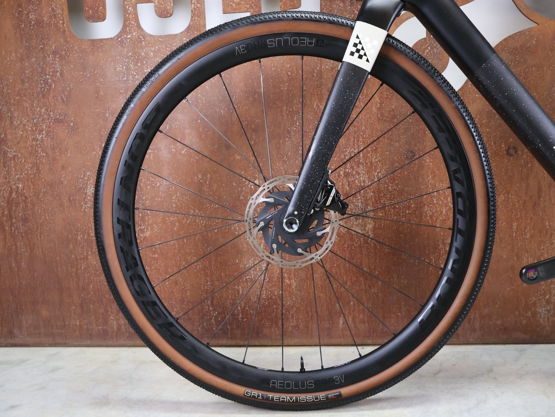 Gravel/Cyclocross von Trek, TREK CHECKMATE SLR 7 AXS / MATTE DEEP SMOKE / M vor USEDBIKES - OB.DE Hintergrund