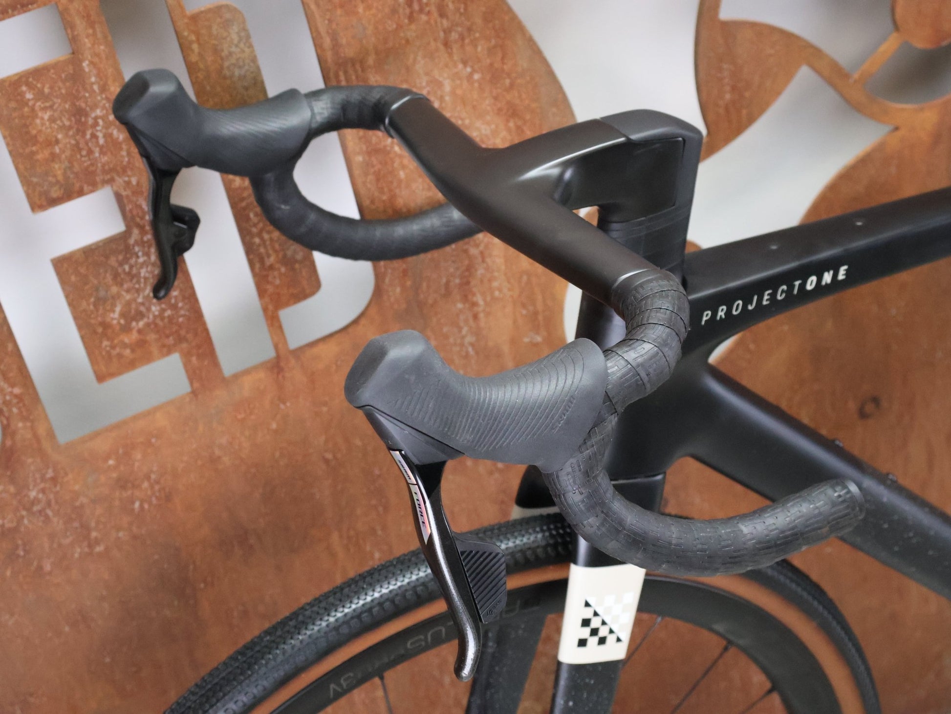 Gravel/Cyclocross von Trek, TREK CHECKMATE SLR 7 AXS / MATTE DEEP SMOKE / M vor USEDBIKES - OB.DE Hintergrund