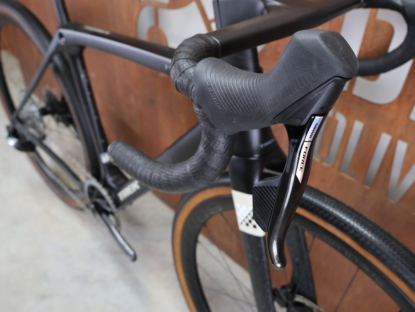 Gravel/Cyclocross von Trek, TREK CHECKMATE SLR 7 AXS / MATTE DEEP SMOKE / M vor USEDBIKES - OB.DE Hintergrund