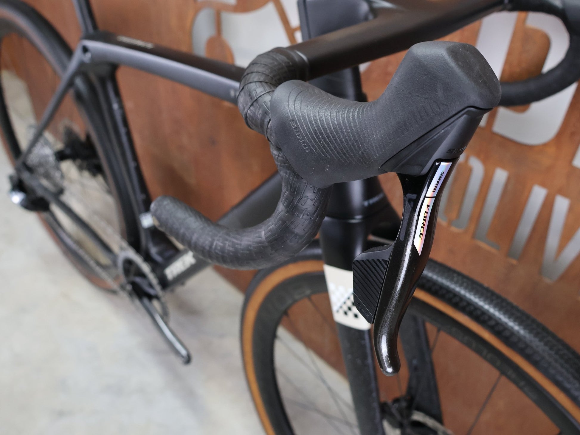 Gravel/Cyclocross von Trek, TREK CHECKMATE SLR 7 AXS / MATTE DEEP SMOKE / M vor USEDBIKES - OB.DE Hintergrund