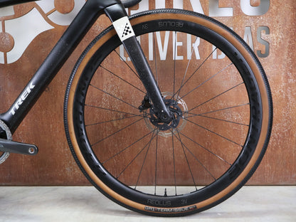 Gravel/Cyclocross von Trek, TREK CHECKMATE SLR 7 AXS / MATTE DEEP SMOKE / M vor USEDBIKES - OB.DE Hintergrund