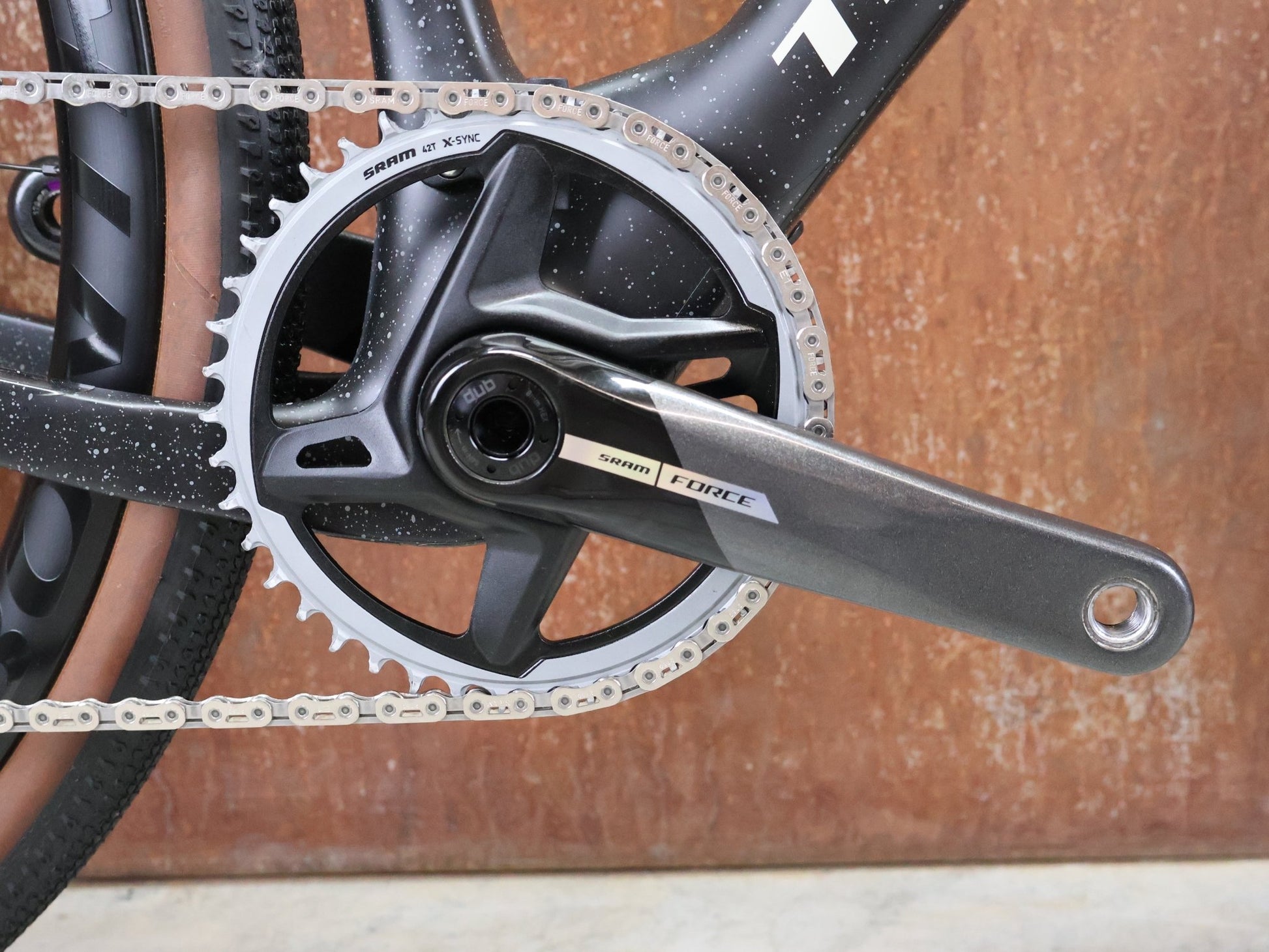 Gravel/Cyclocross von Trek, TREK CHECKMATE SLR 7 AXS / MATTE DEEP SMOKE / M vor USEDBIKES - OB.DE Hintergrund