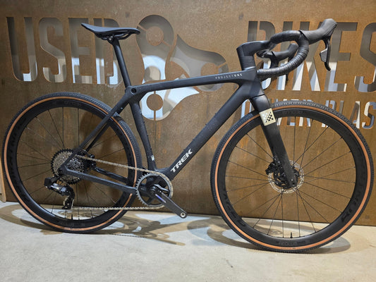 Gravel/Cyclocross von Trek, TREK CHECKMATE SLR 7 AXS / MATTE DEEP SMOKE / M vor USEDBIKES - OB.DE Hintergrund