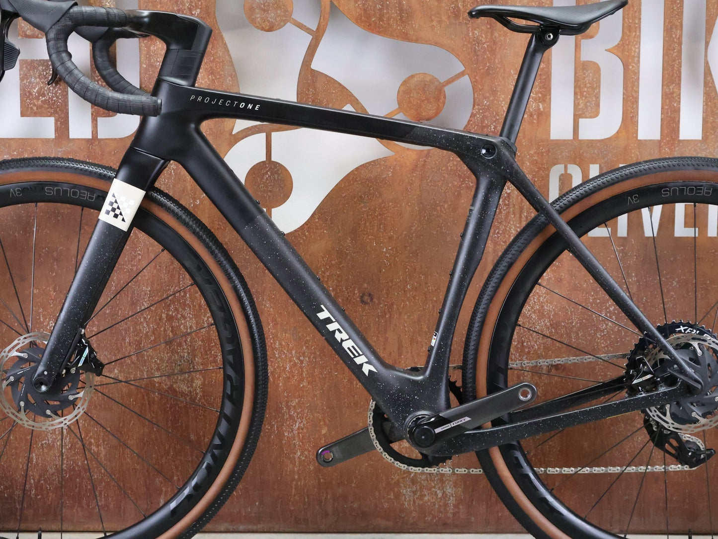 Gravel/Cyclocross von Trek, TREK CHECKMATE SLR 7 AXS / MATTE DEEP SMOKE / M vor USEDBIKES - OB.DE Hintergrund