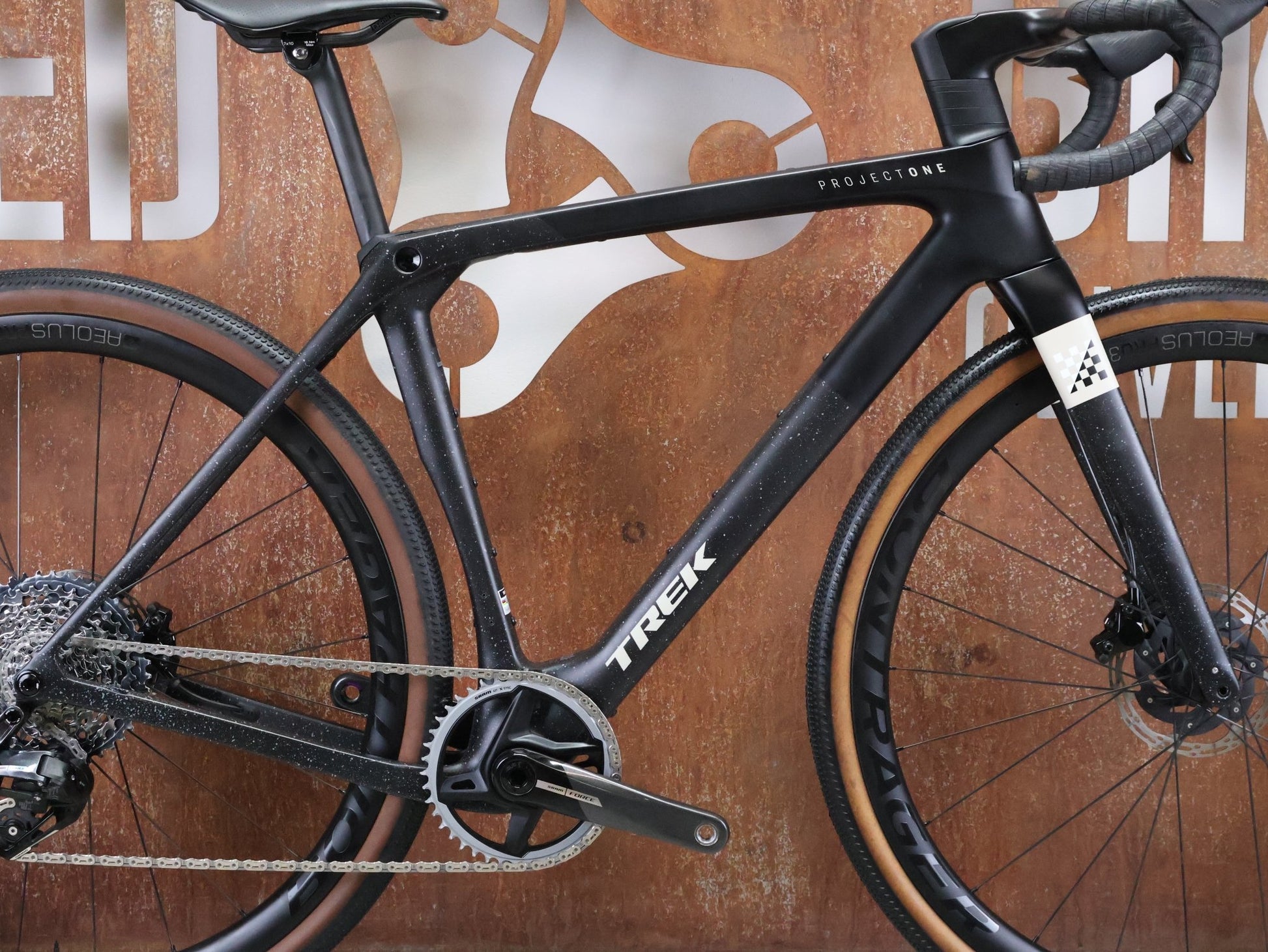 Gravel/Cyclocross von Trek, TREK CHECKMATE SLR 7 AXS / MATTE DEEP SMOKE / M vor USEDBIKES - OB.DE Hintergrund