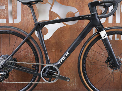 Gravel/Cyclocross von Trek, TREK CHECKMATE SLR 7 AXS / MATTE DEEP SMOKE / M vor USEDBIKES - OB.DE Hintergrund