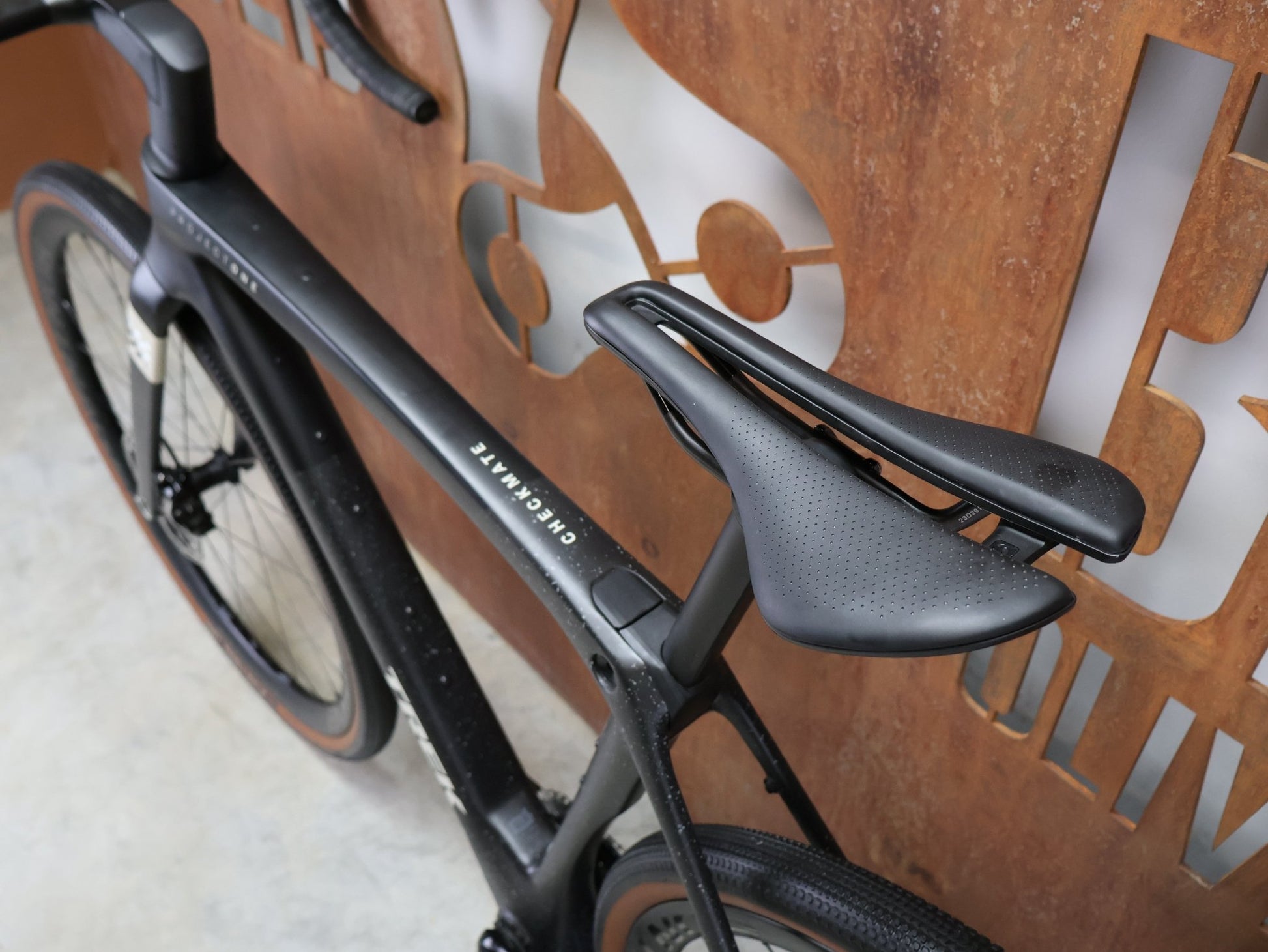 Gravel/Cyclocross von Trek, TREK CHECKMATE SLR 7 AXS / MATTE DEEP SMOKE / M vor USEDBIKES - OB.DE Hintergrund