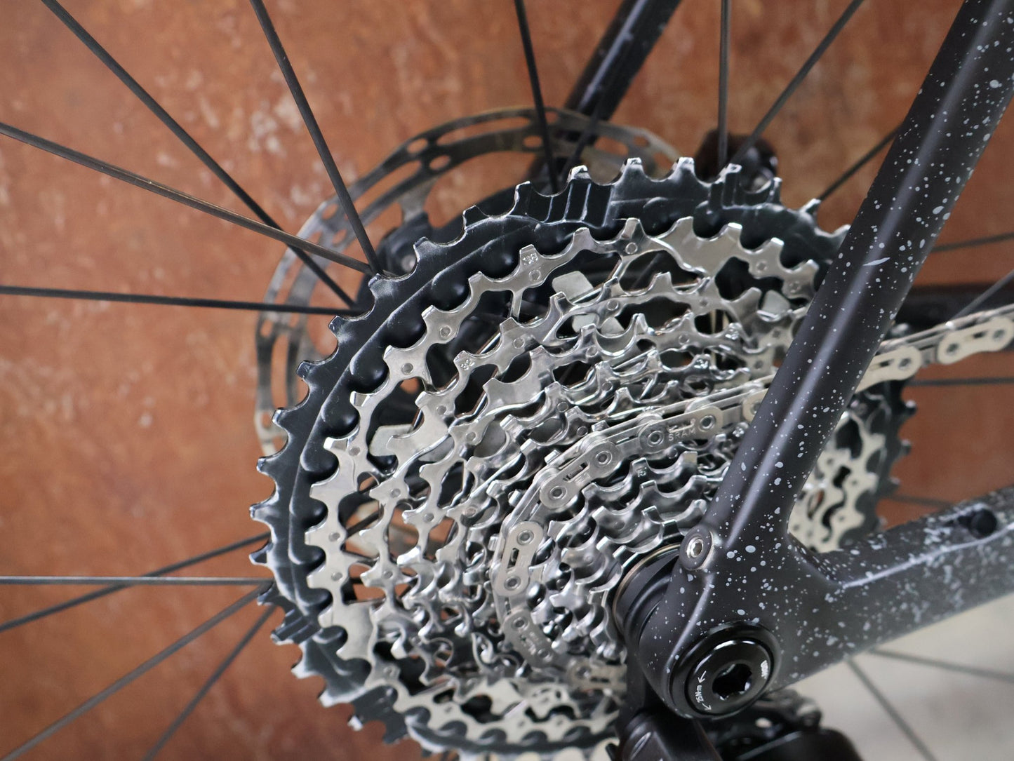 Gravel/Cyclocross von Trek, TREK CHECKMATE SLR 7 AXS / MATTE DEEP SMOKE / M vor USEDBIKES - OB.DE Hintergrund