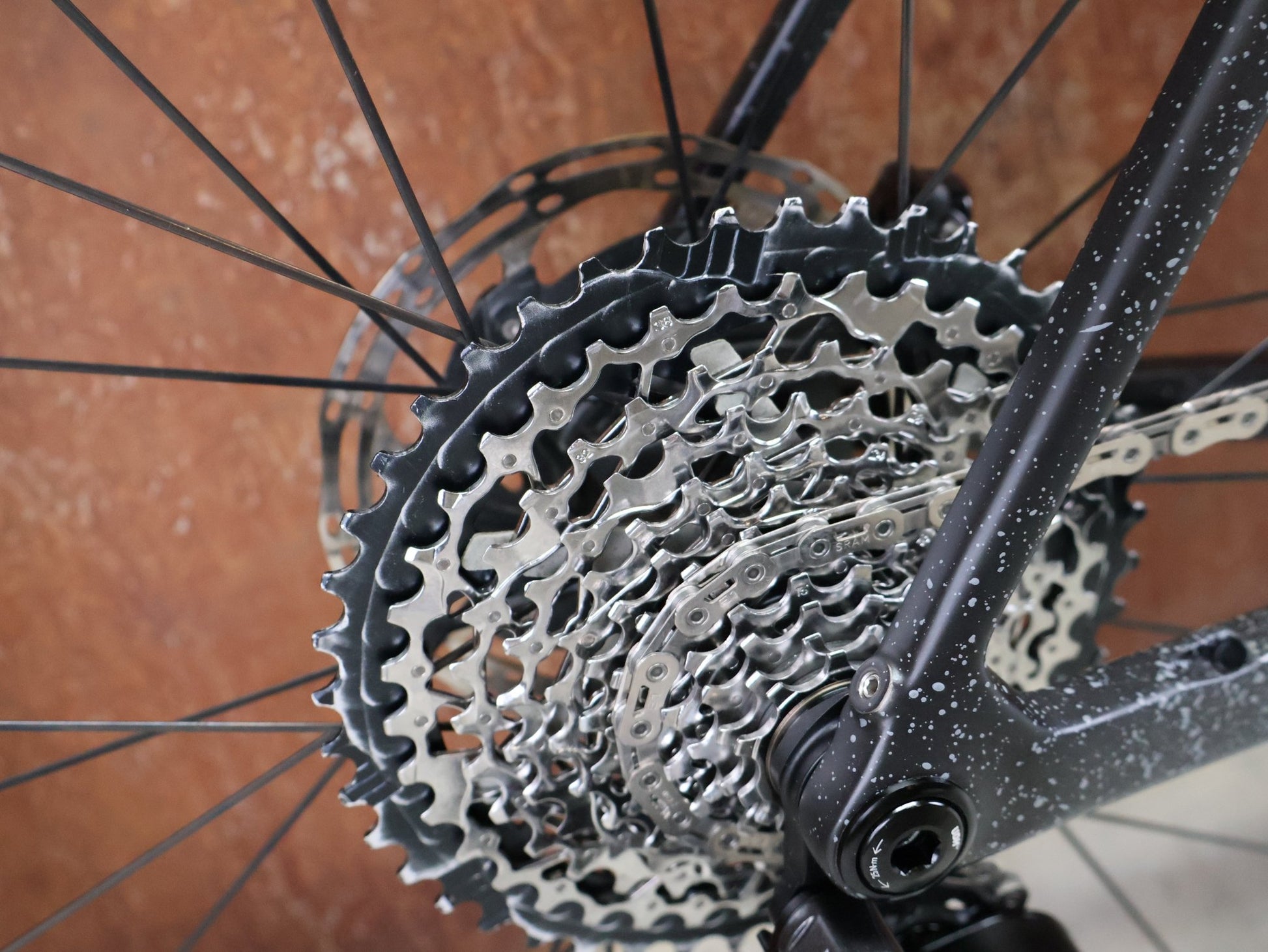 Gravel/Cyclocross von Trek, TREK CHECKMATE SLR 7 AXS / MATTE DEEP SMOKE / M vor USEDBIKES - OB.DE Hintergrund