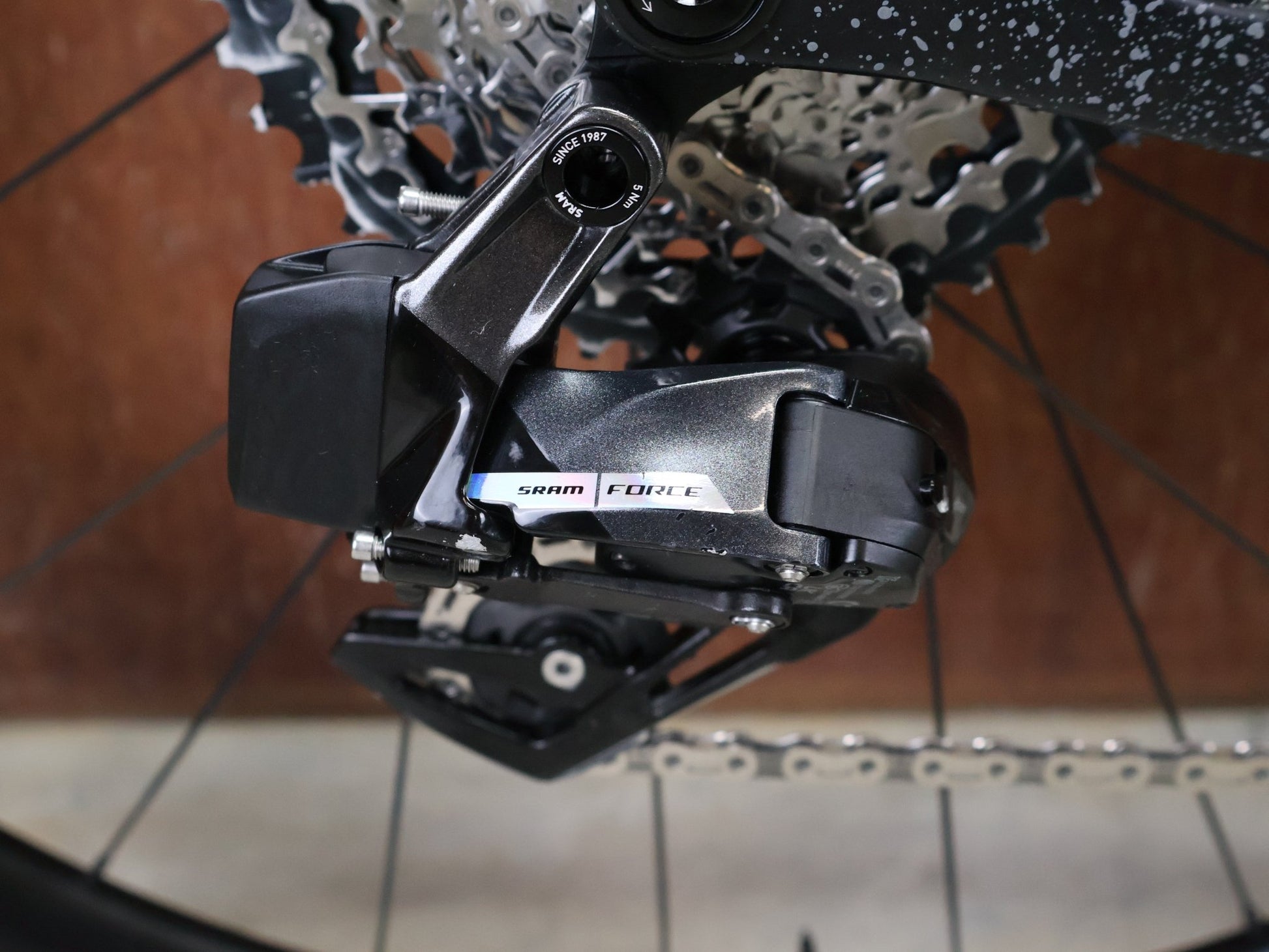 Gravel/Cyclocross von Trek, TREK CHECKMATE SLR 7 AXS / MATTE DEEP SMOKE / M vor USEDBIKES - OB.DE Hintergrund