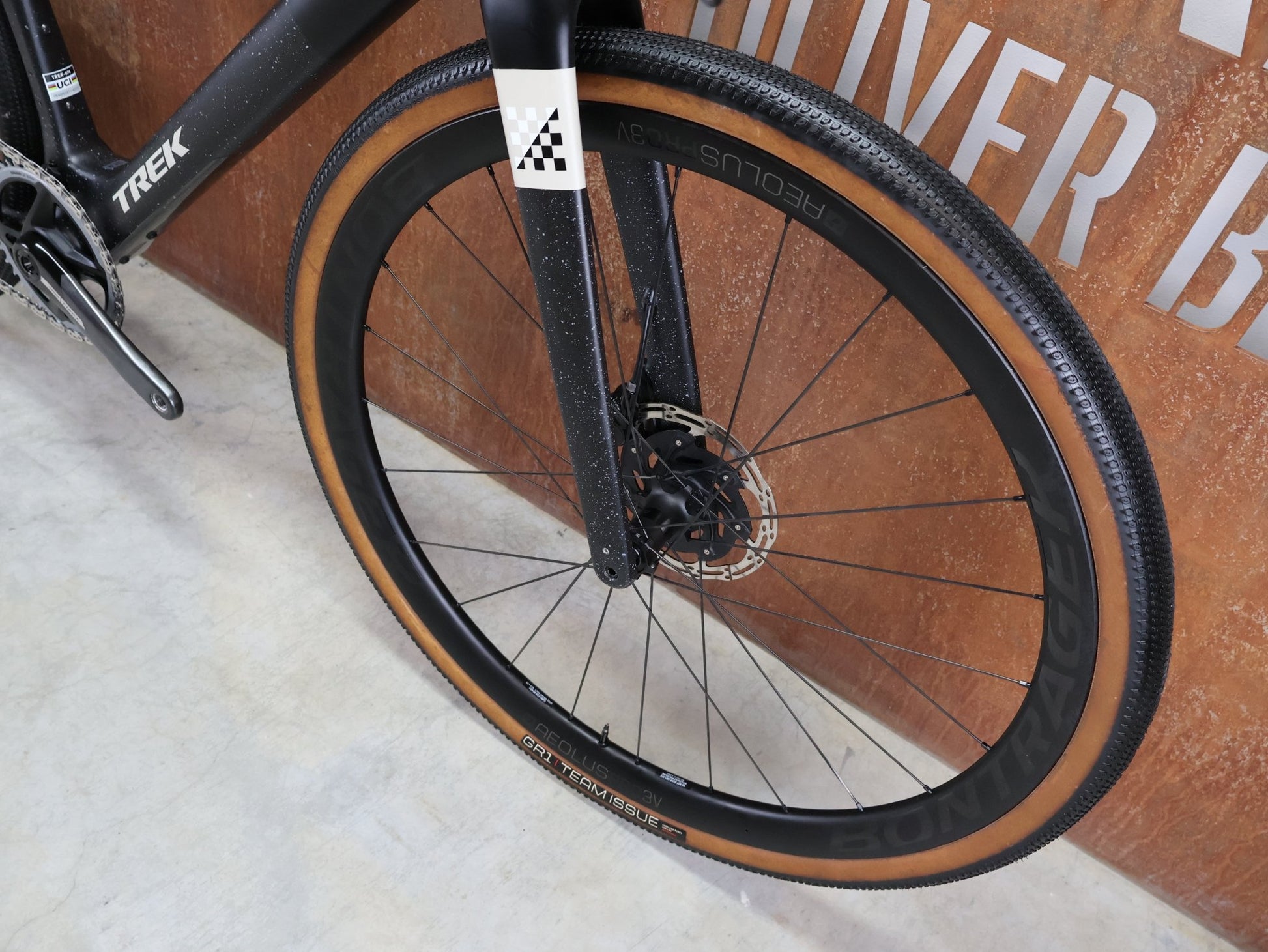 Gravel/Cyclocross von Trek, TREK CHECKMATE SLR 7 AXS / MATTE DEEP SMOKE / M vor USEDBIKES - OB.DE Hintergrund