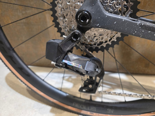 Gravel/Cyclocross von Trek, TREK CHECKMATE SLR 7 AXS / MATTE DEEP SMOKE / M vor USEDBIKES - OB.DE Hintergrund