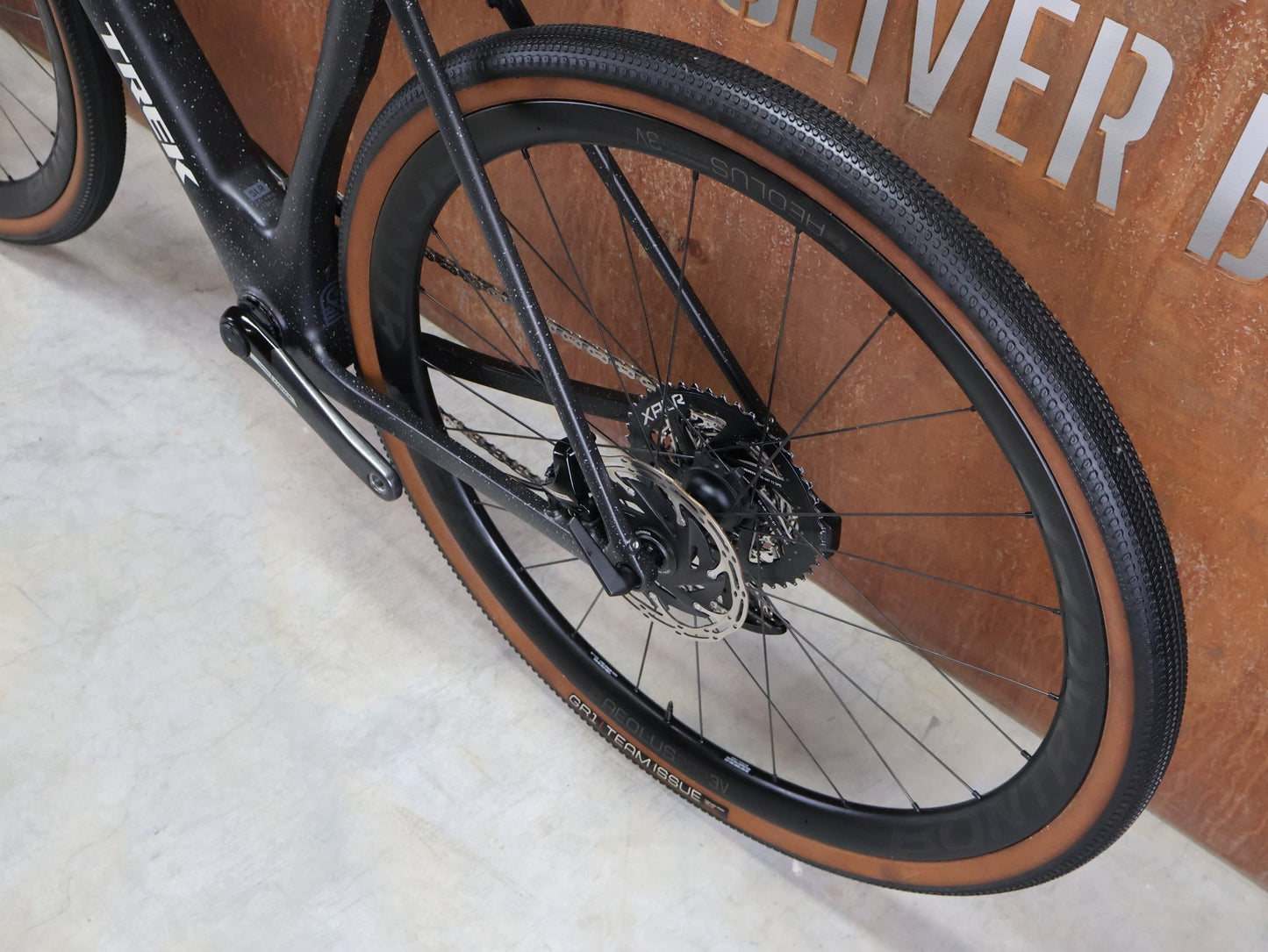 Gravel/Cyclocross von Trek, TREK CHECKMATE SLR 7 AXS / MATTE DEEP SMOKE / M vor USEDBIKES - OB.DE Hintergrund