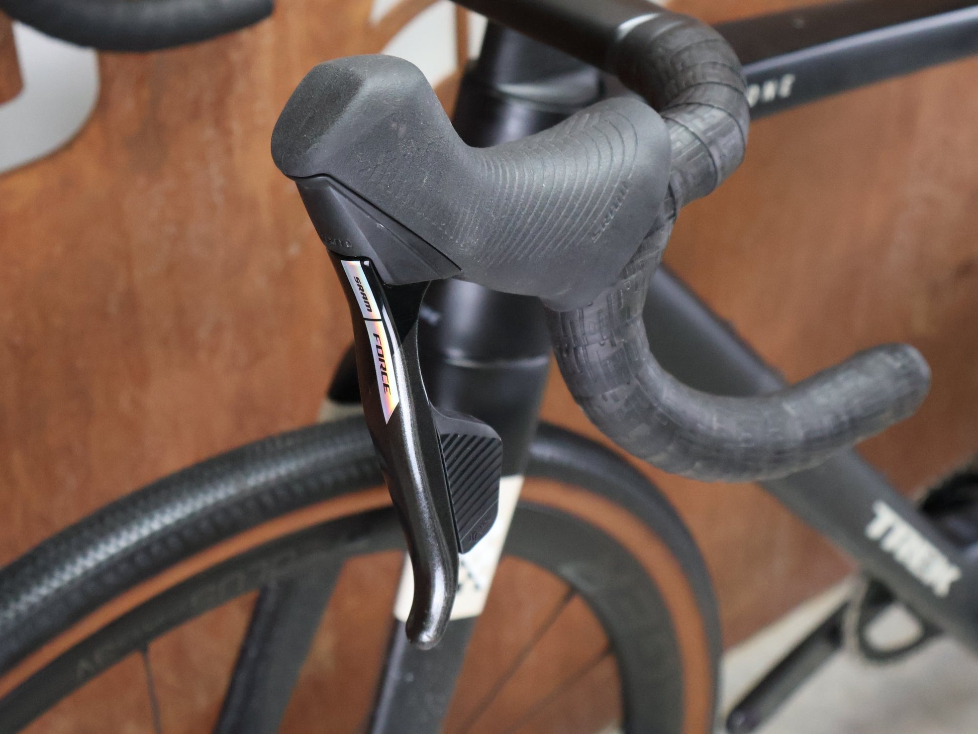 Gravel/Cyclocross von Trek, TREK CHECKMATE SLR 7 AXS / MATTE DEEP SMOKE / M vor USEDBIKES - OB.DE Hintergrund