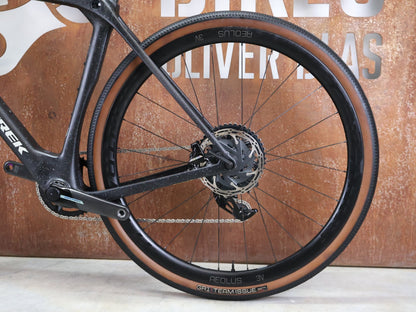 Gravel/Cyclocross von Trek, TREK CHECKMATE SLR 7 AXS / MATTE DEEP SMOKE / M vor USEDBIKES - OB.DE Hintergrund