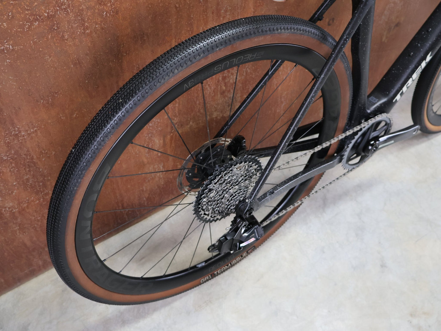 Gravel/Cyclocross von Trek, TREK CHECKMATE SLR 7 AXS / MATTE DEEP SMOKE / M vor USEDBIKES - OB.DE Hintergrund