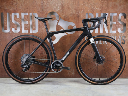 Gravel/Cyclocross von Trek, TREK CHECKMATE SLR 7 AXS / MATTE DEEP SMOKE / M vor USEDBIKES - OB.DE Hintergrund