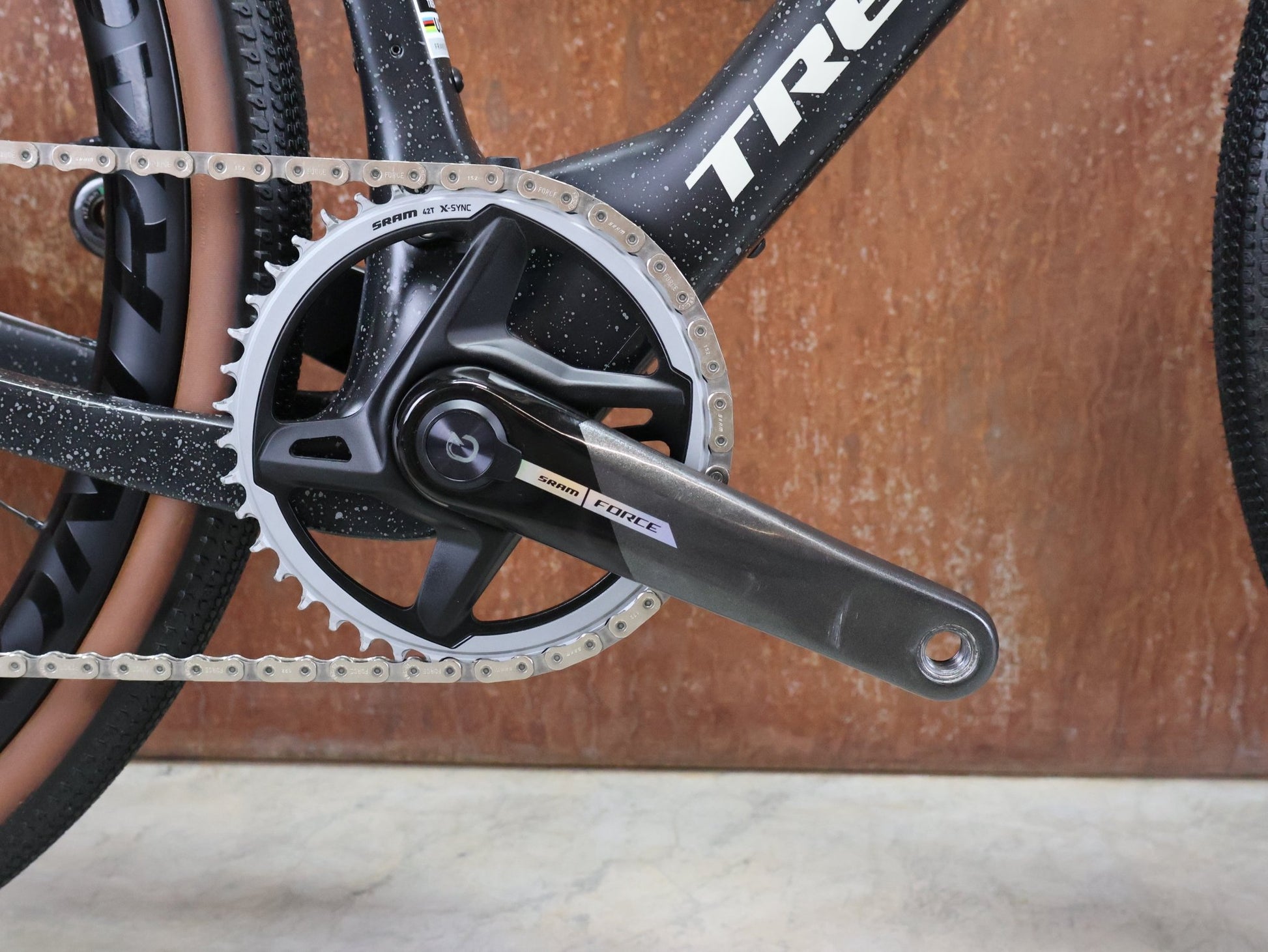 Gravel/Cyclocross von Trek, TREK CHECKMATE SLR 7 AXS / MATTE DEEP SMOKE / M/L vor USEDBIKES - OB.DE Hintergrund