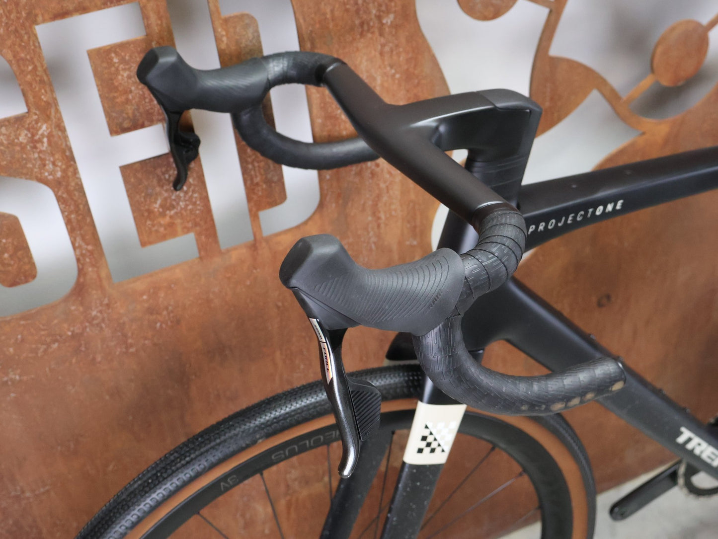 Gravel/Cyclocross von Trek, TREK CHECKMATE SLR 7 AXS / MATTE DEEP SMOKE / M/L vor USEDBIKES - OB.DE Hintergrund