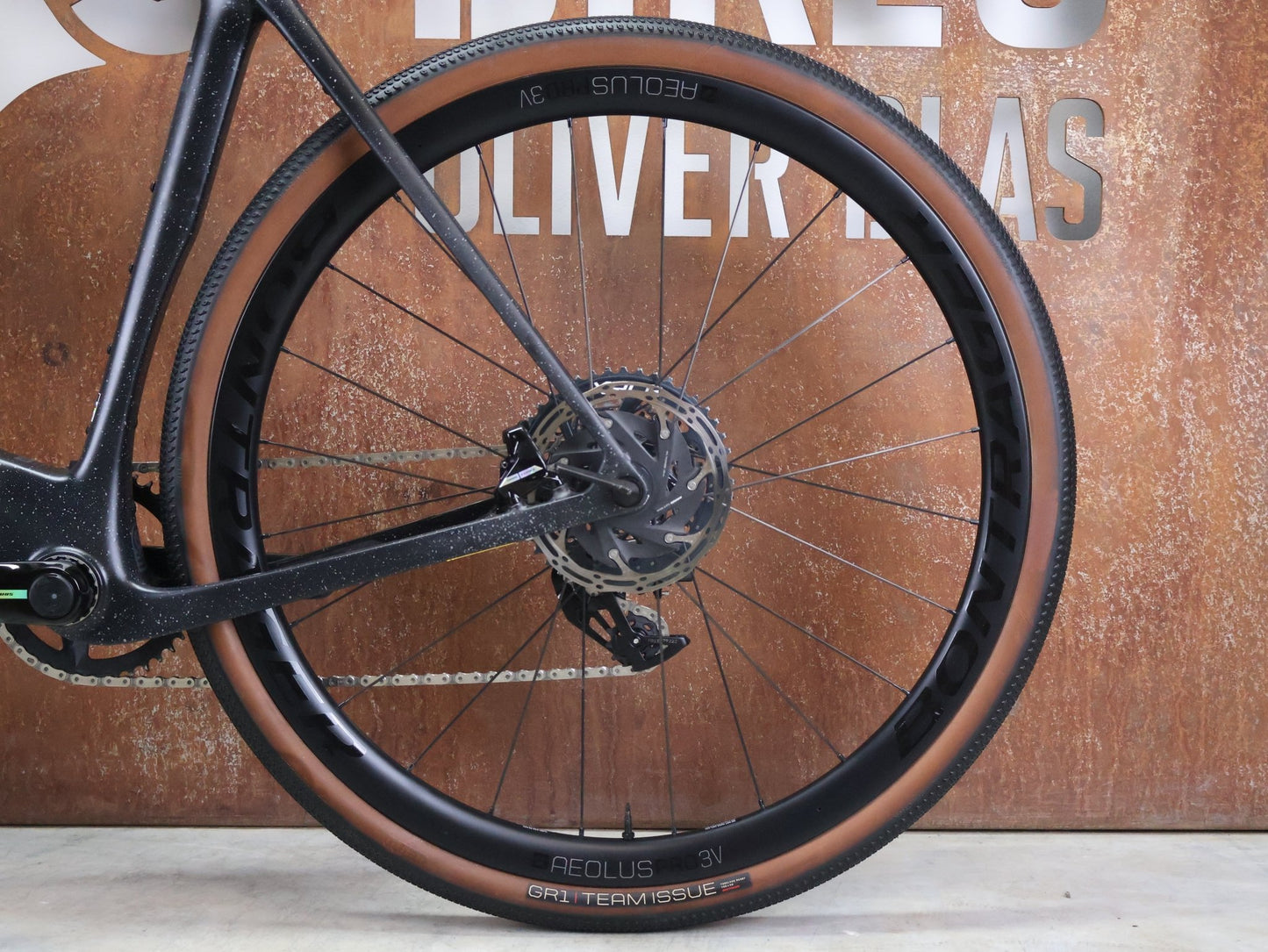 Gravel/Cyclocross von Trek, TREK CHECKMATE SLR 7 AXS / MATTE DEEP SMOKE / M/L vor USEDBIKES - OB.DE Hintergrund