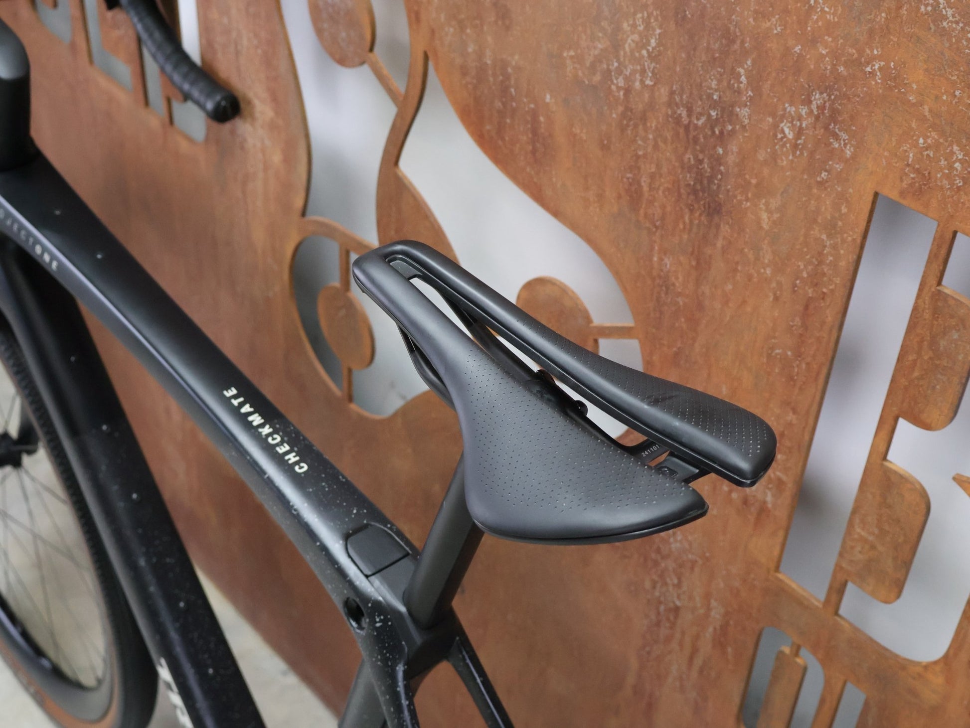 Gravel/Cyclocross von Trek, TREK CHECKMATE SLR 7 AXS / MATTE DEEP SMOKE / M/L vor USEDBIKES - OB.DE Hintergrund