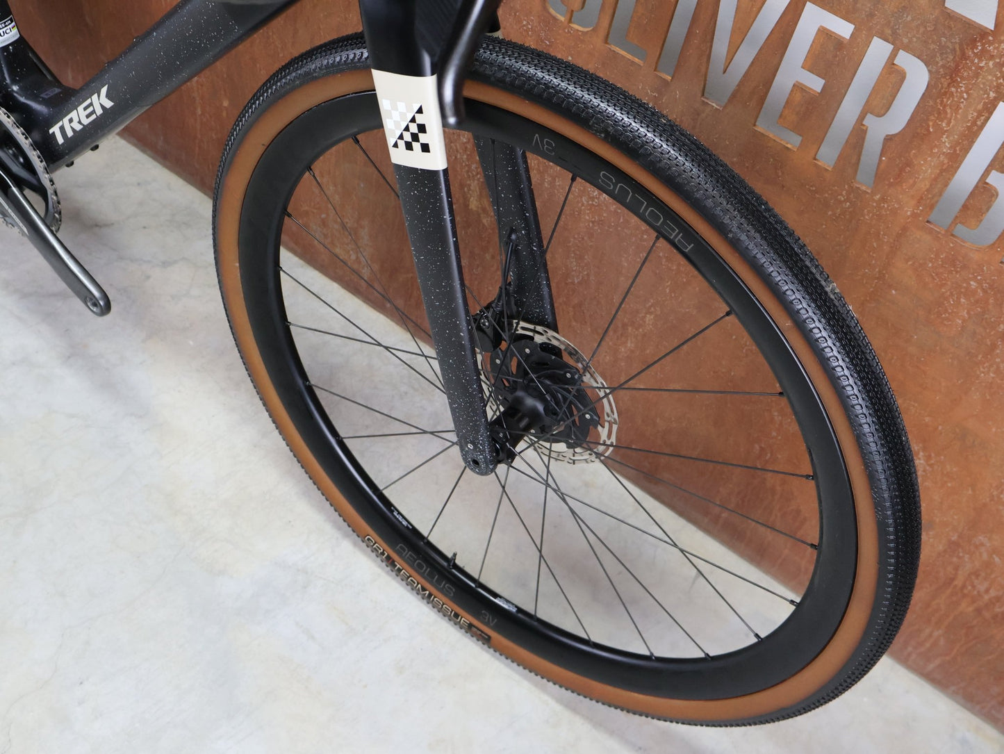 Gravel/Cyclocross von Trek, TREK CHECKMATE SLR 7 AXS / MATTE DEEP SMOKE / M/L vor USEDBIKES - OB.DE Hintergrund