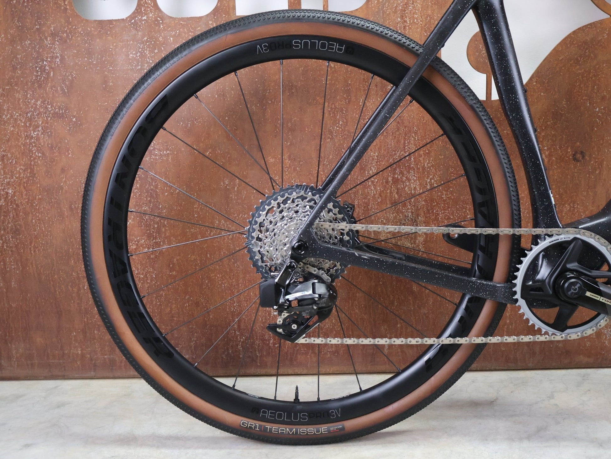 Gravel/Cyclocross von Trek, TREK CHECKMATE SLR 7 AXS / MATTE DEEP SMOKE / M/L vor USEDBIKES - OB.DE Hintergrund