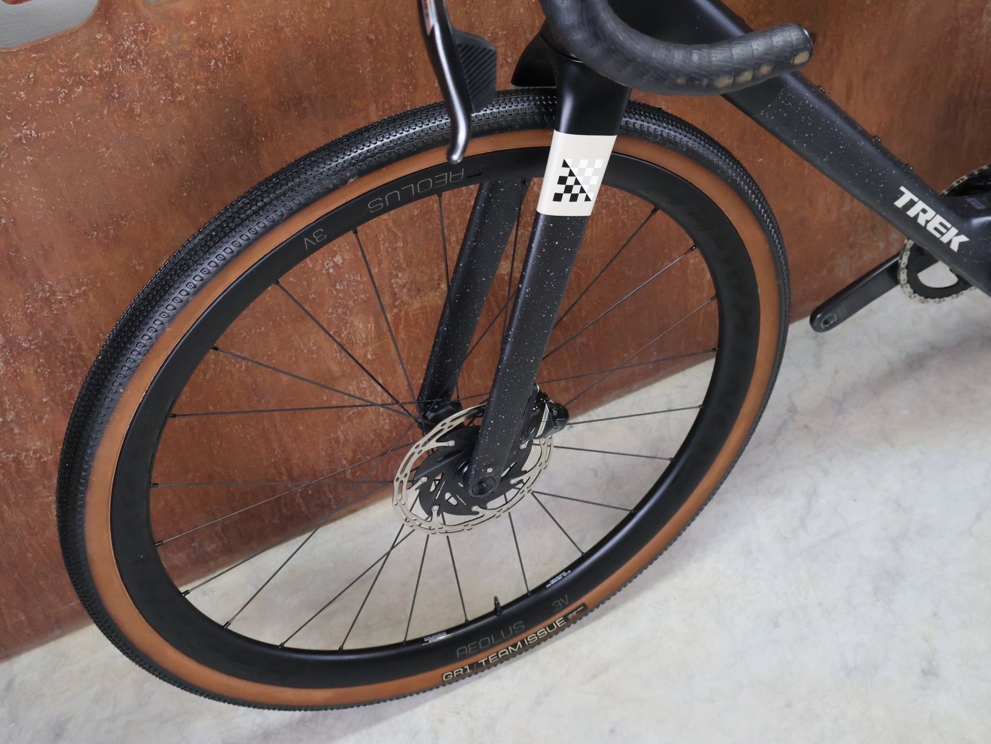 Gravel/Cyclocross von Trek, TREK CHECKMATE SLR 7 AXS / MATTE DEEP SMOKE / M/L vor USEDBIKES - OB.DE Hintergrund