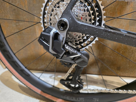 Gravel/Cyclocross von Trek, TREK CHECKMATE SLR 7 AXS / MATTE DEEP SMOKE / M/L vor USEDBIKES - OB.DE Hintergrund