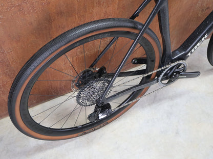 Gravel/Cyclocross von Trek, TREK CHECKMATE SLR 7 AXS / MATTE DEEP SMOKE / M/L vor USEDBIKES - OB.DE Hintergrund